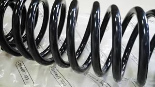 Mola helicoidal dianteira 13469-00205 para Chevrolet Trax – alta qualidade, em estoque, pronta para envio.